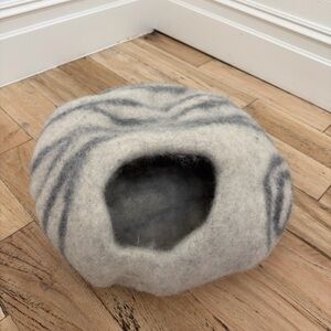 Cozy Black and Gray Pet Cave